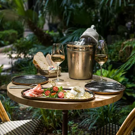 B Montmartre Hotel