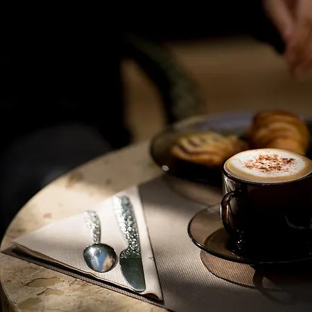 B Montmartre Hotel 4*